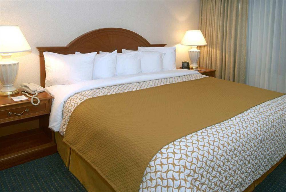 Embassy By Hilton Cleveland Rockside 3* Independence