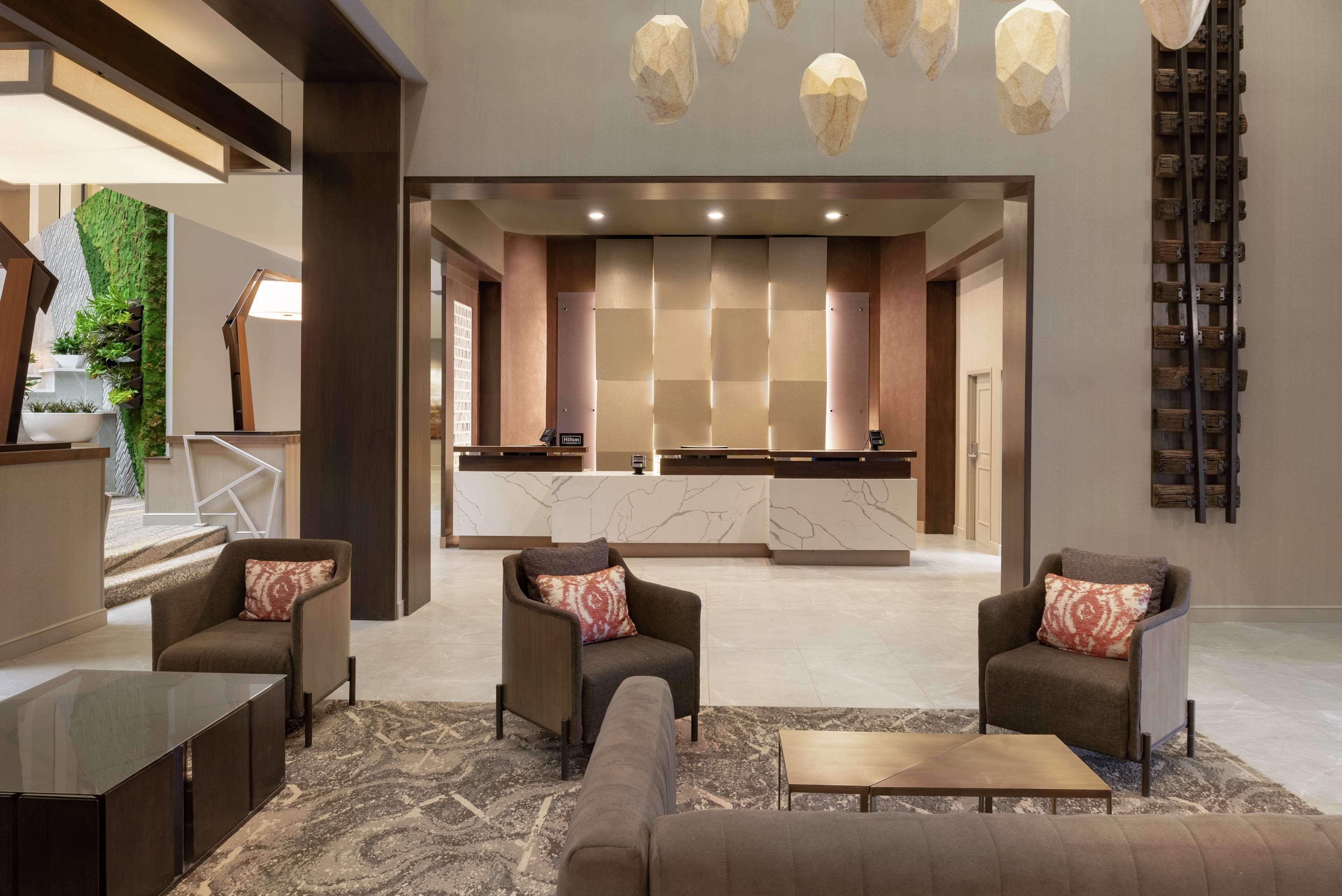 Hotel Embassy By Hilton Cleveland Rockside