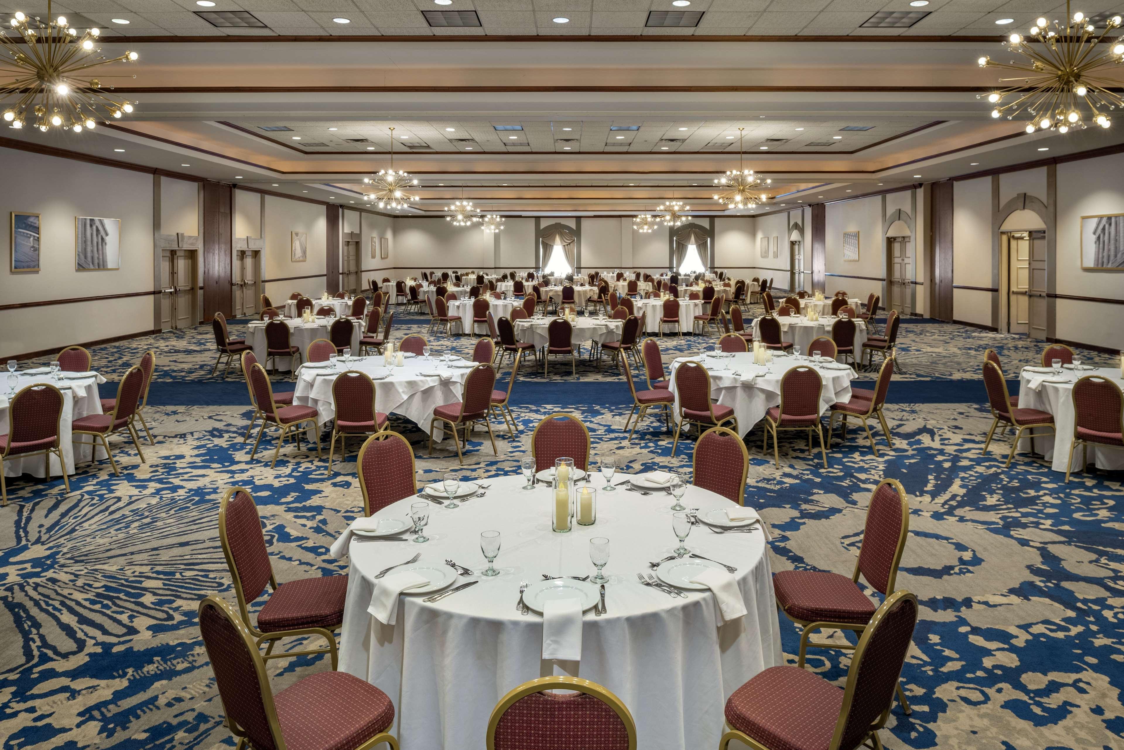 Hotel Embassy By Hilton Cleveland Rockside