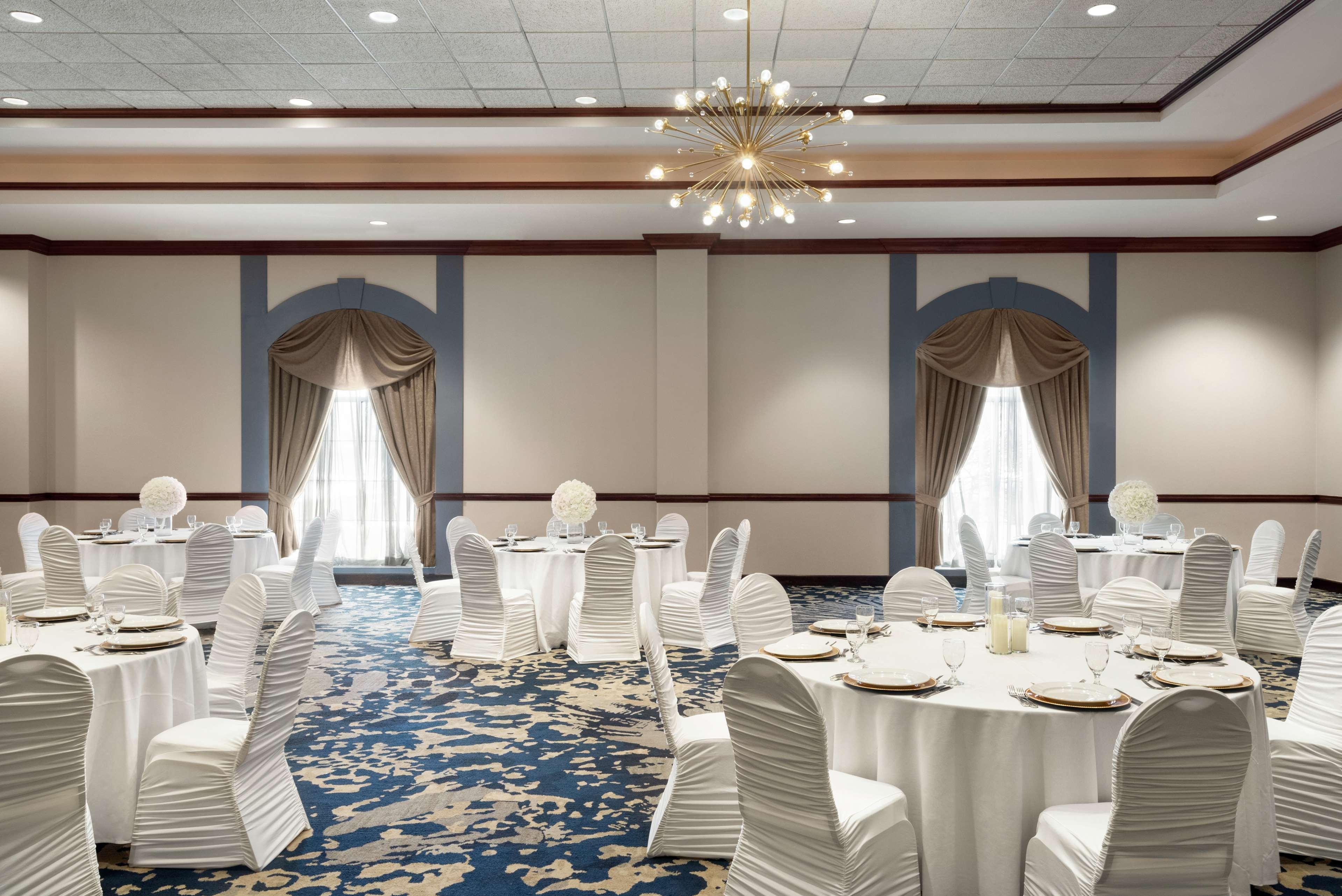 Hotel Embassy By Hilton Cleveland Rockside Independence