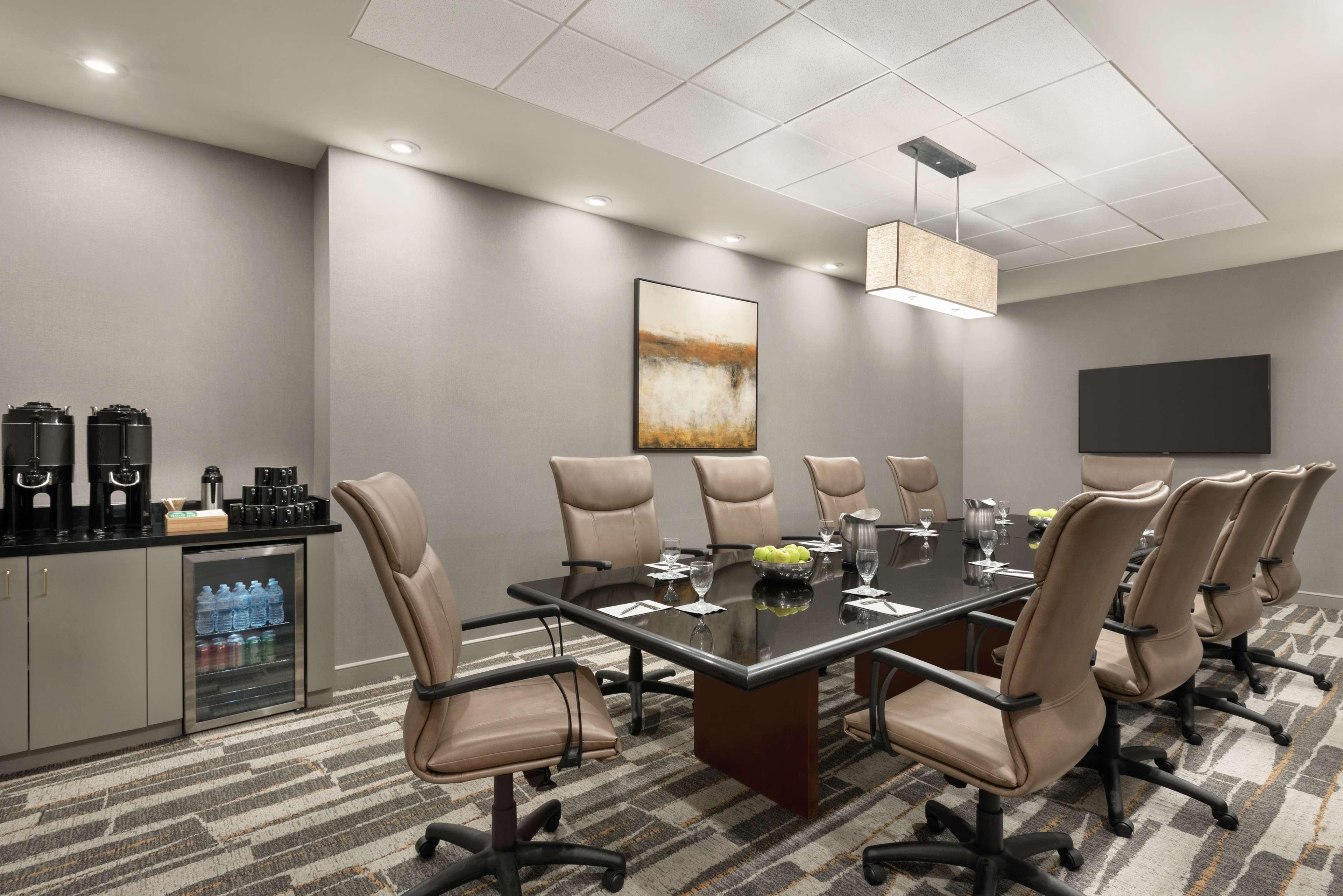 Hotel Embassy By Hilton Cleveland Rockside