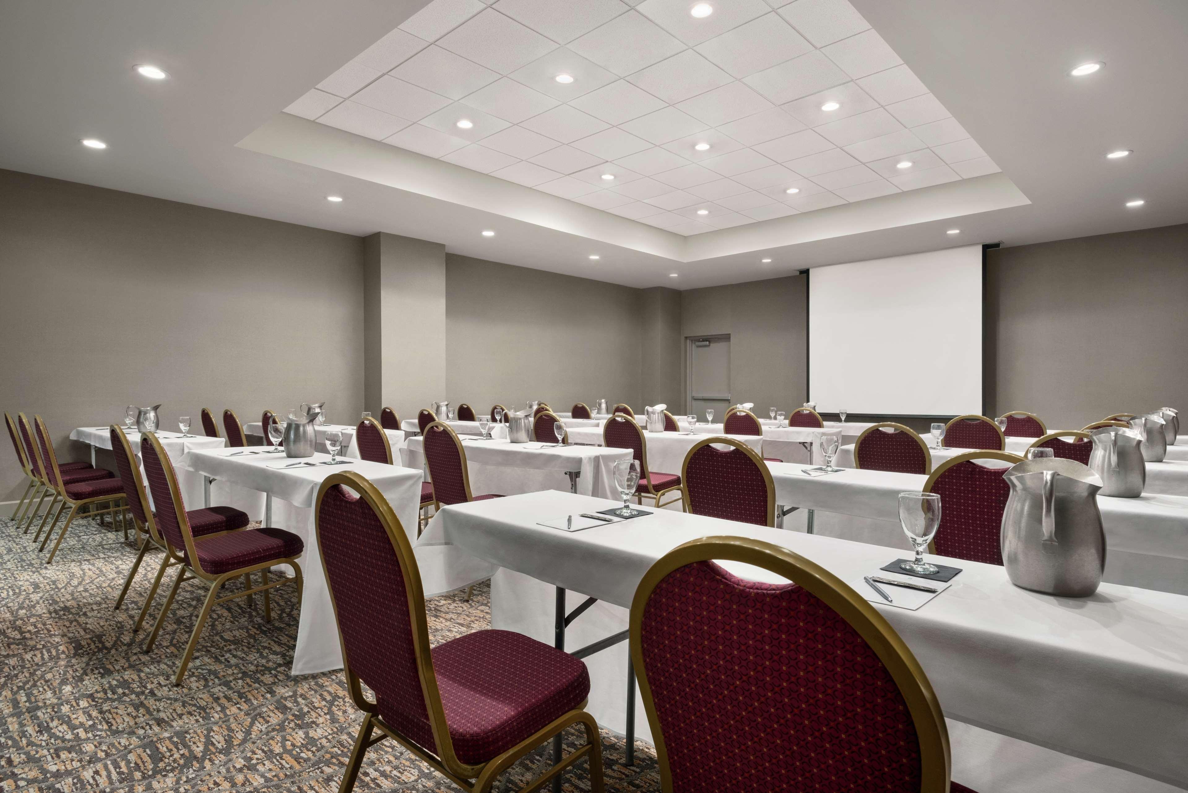 Embassy By Hilton Cleveland Rockside 3*