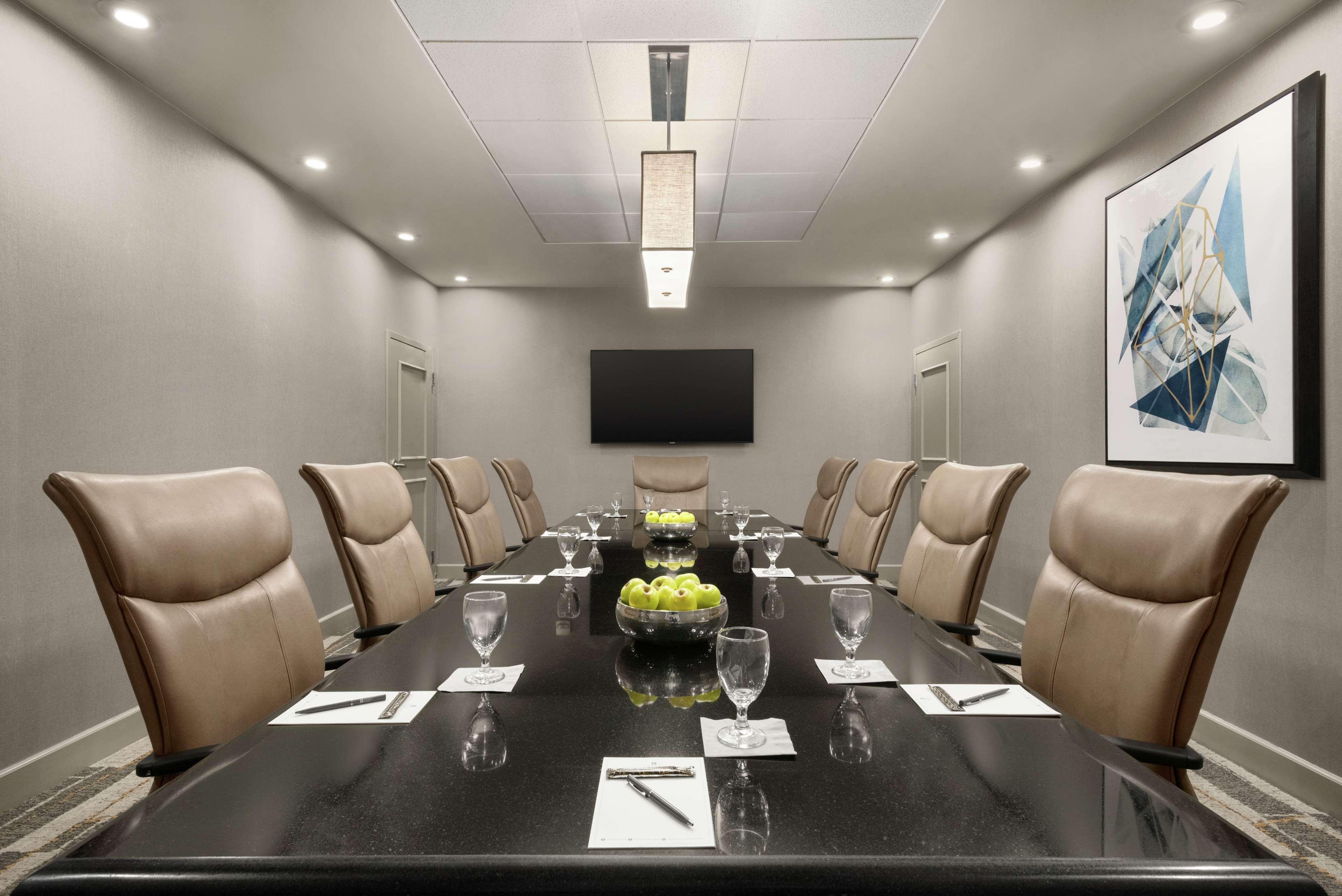 Hotel Embassy By Hilton Cleveland Rockside 3*