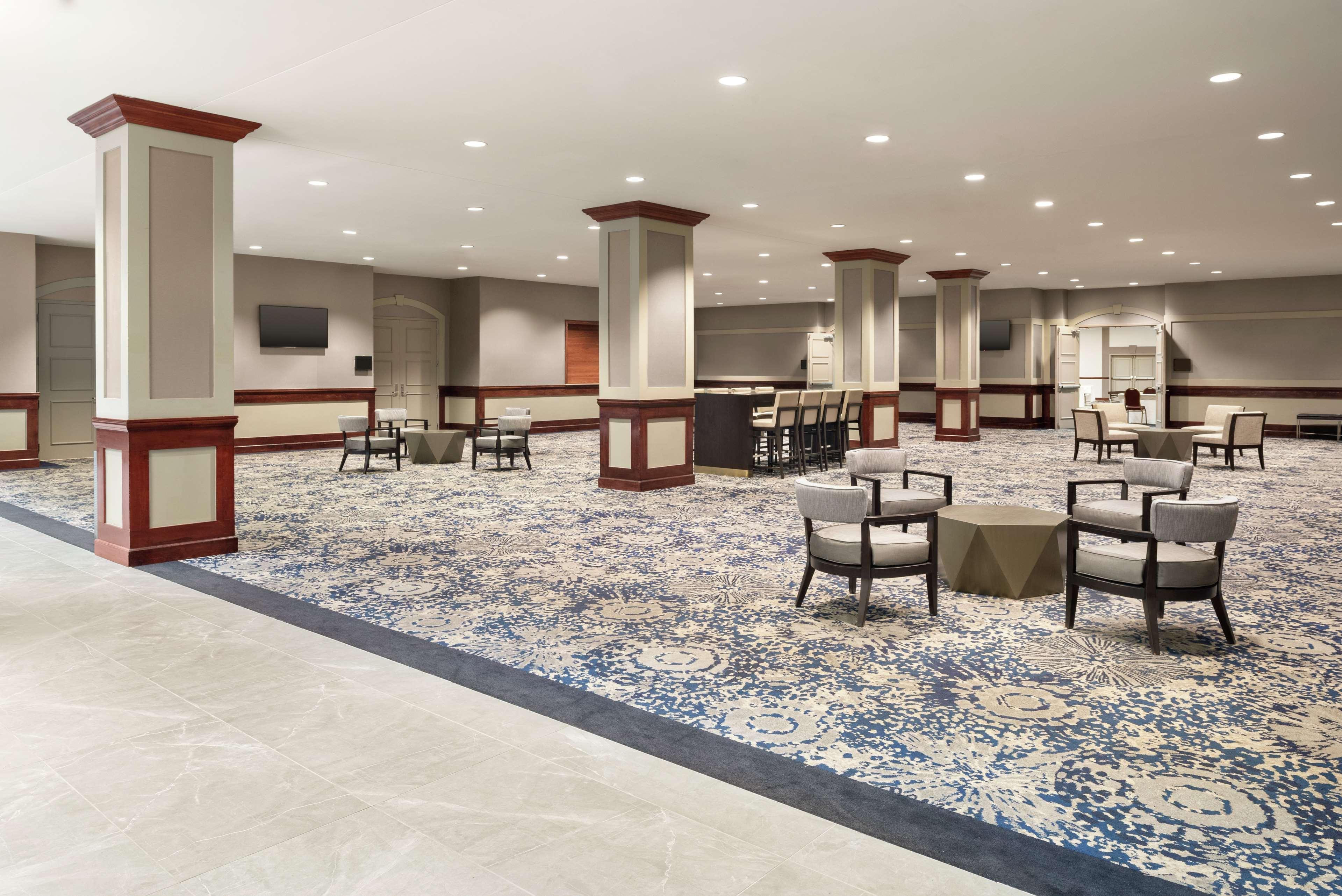 Hotel Embassy By Hilton Cleveland Rockside