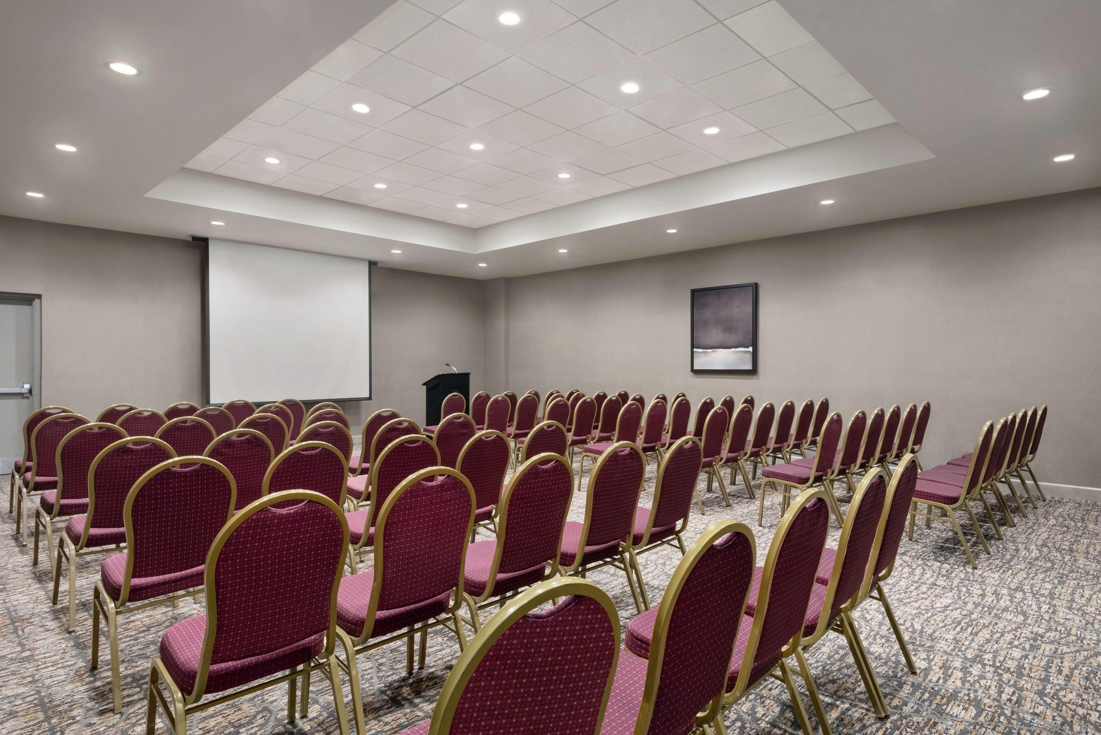 Hotel Embassy By Hilton Cleveland Rockside Independence