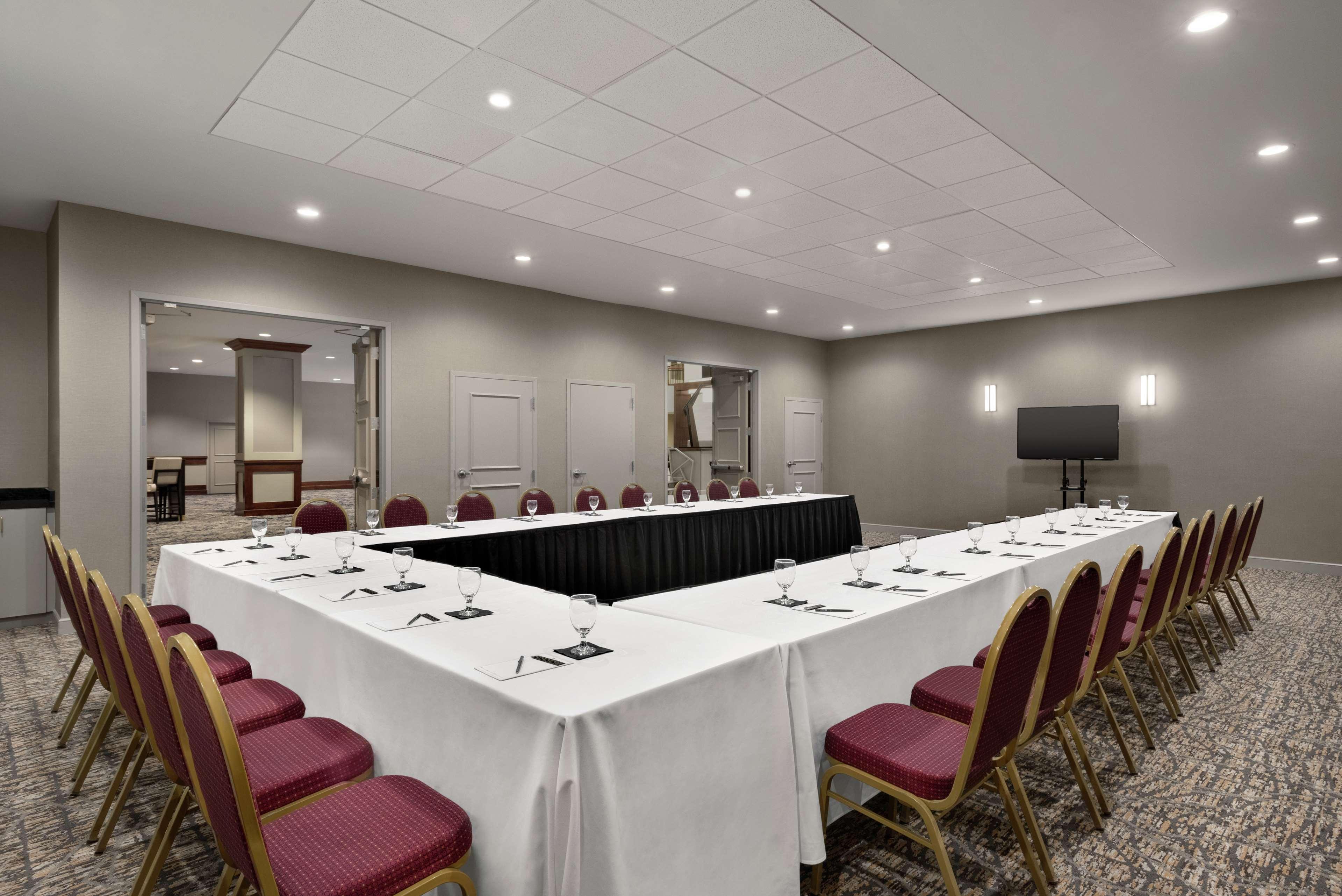 Hotel Embassy By Hilton Cleveland Rockside 3*