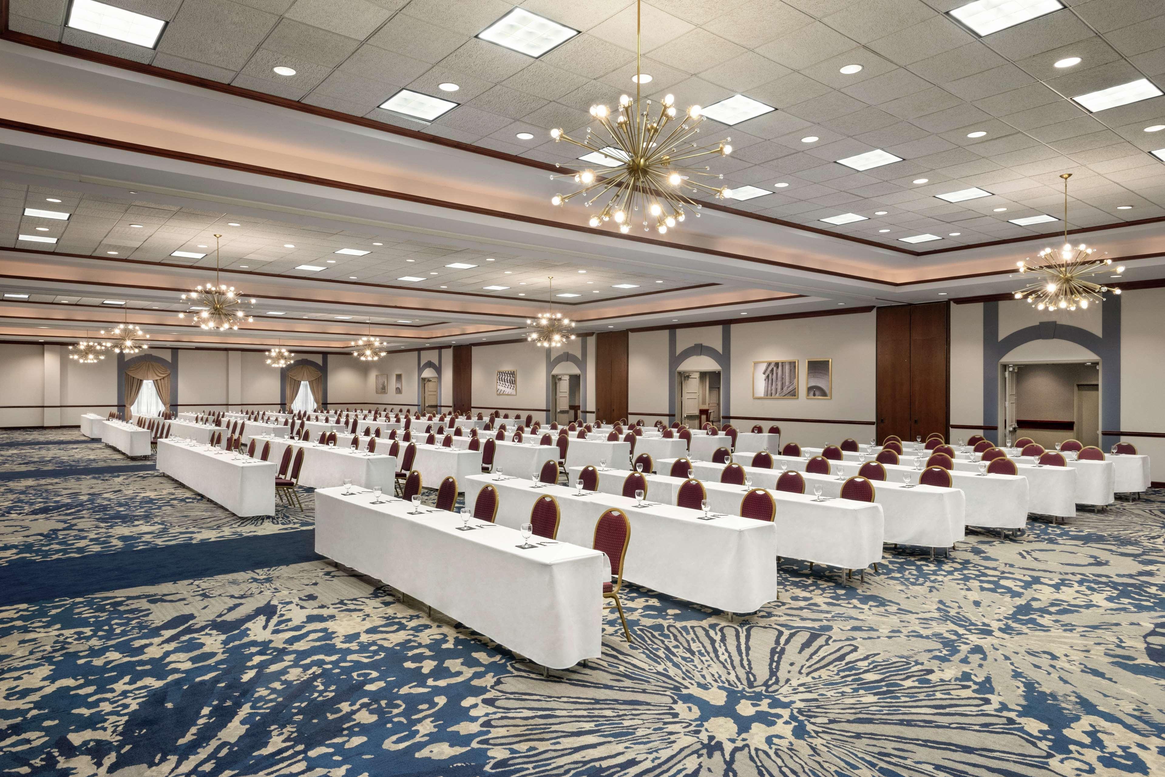 Hotel Embassy By Hilton Cleveland Rockside 3*