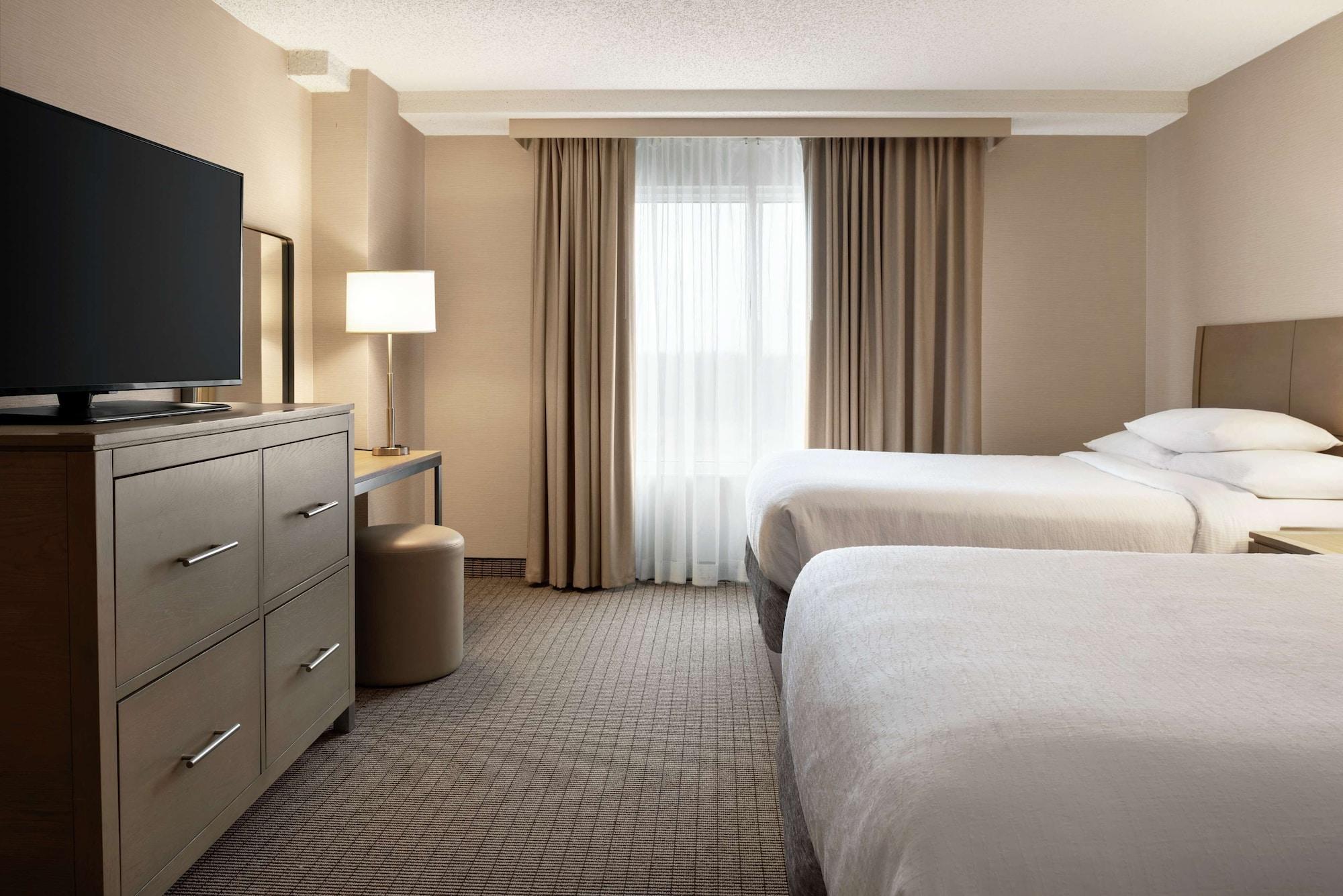 Hotel Embassy By Hilton Cleveland Rockside
