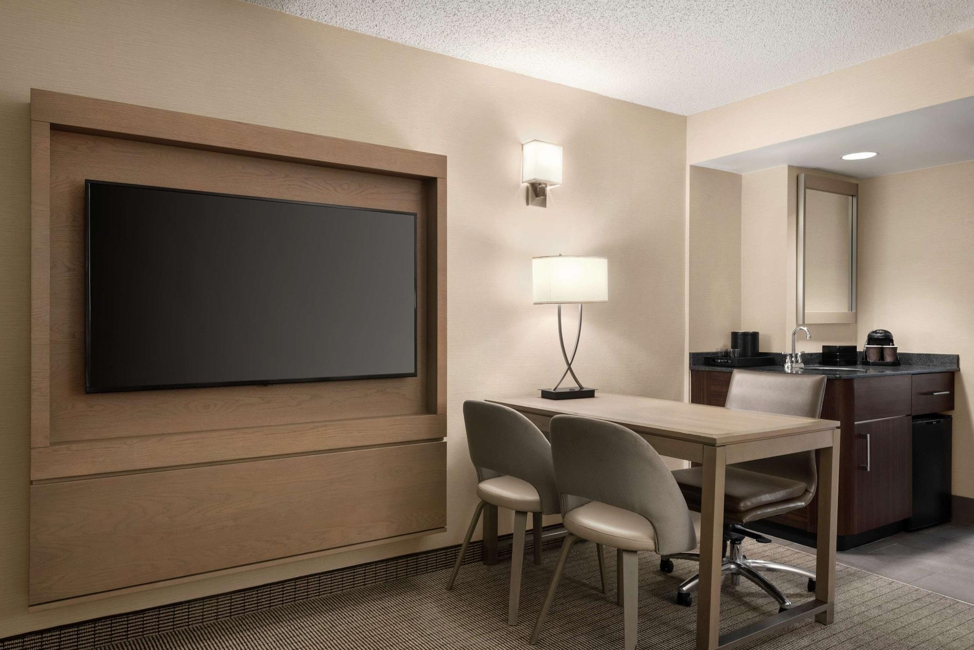 Hotel Embassy By Hilton Cleveland Rockside