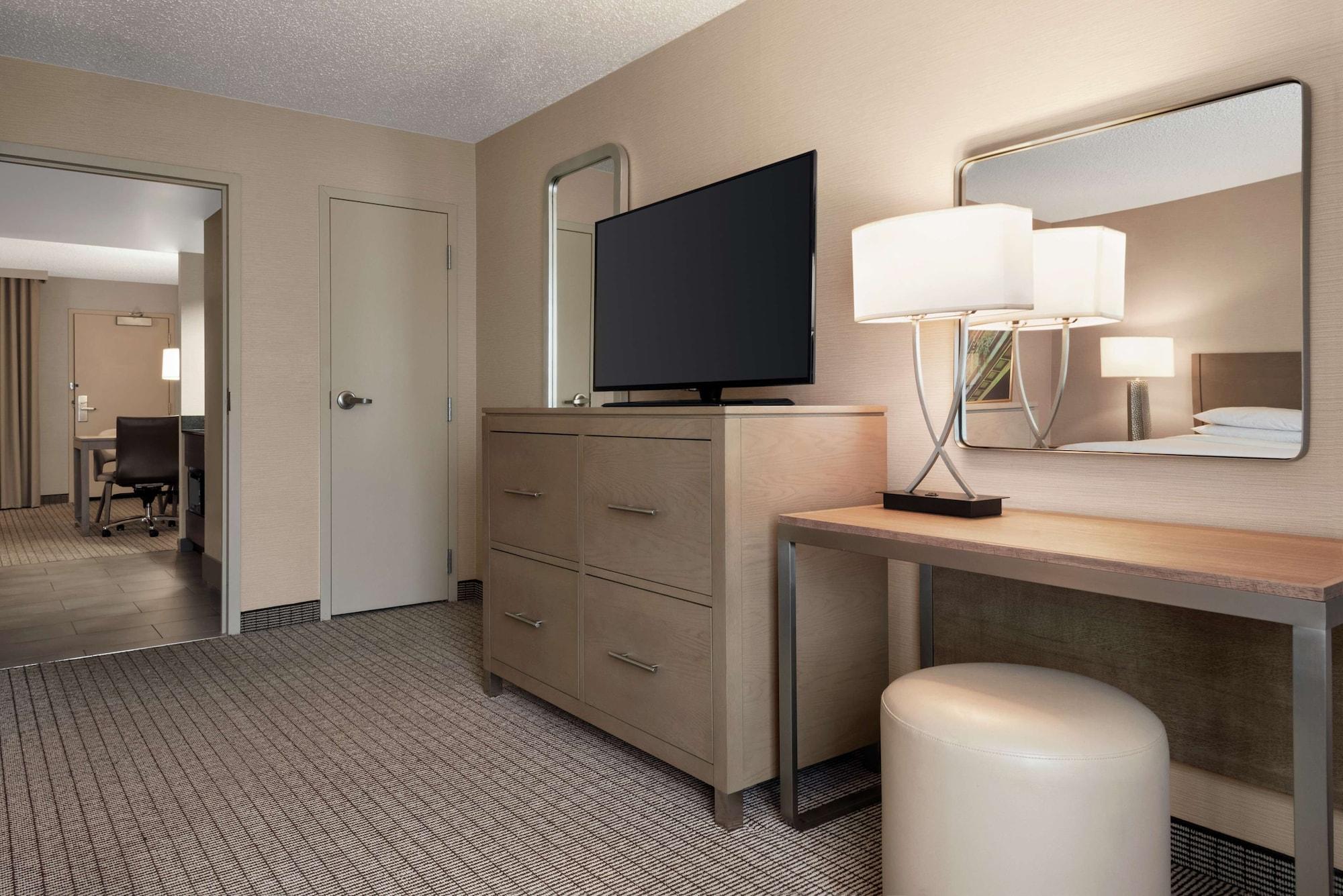 Hotel Embassy By Hilton Cleveland Rockside