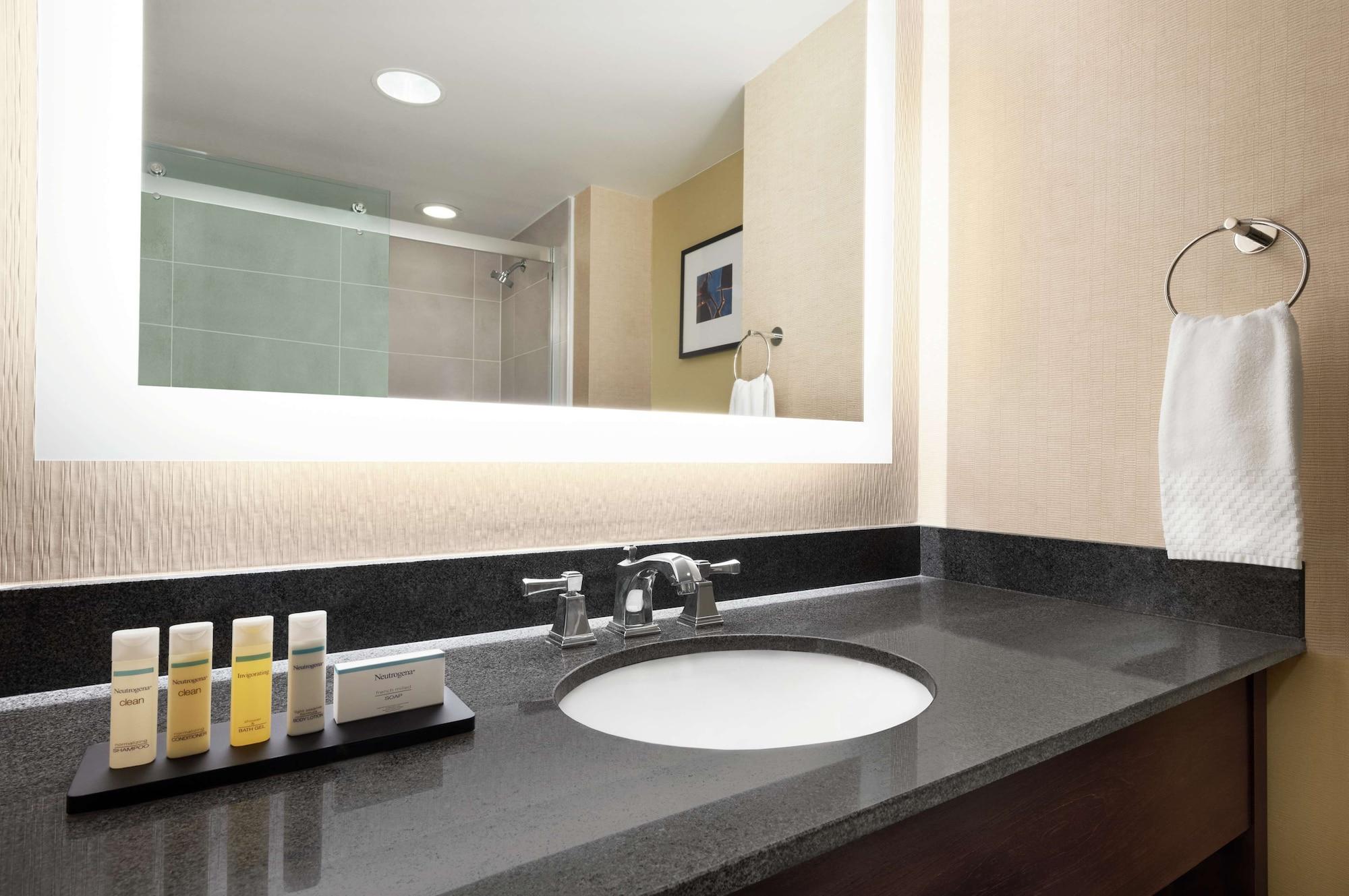 Hotel Embassy By Hilton Cleveland Rockside