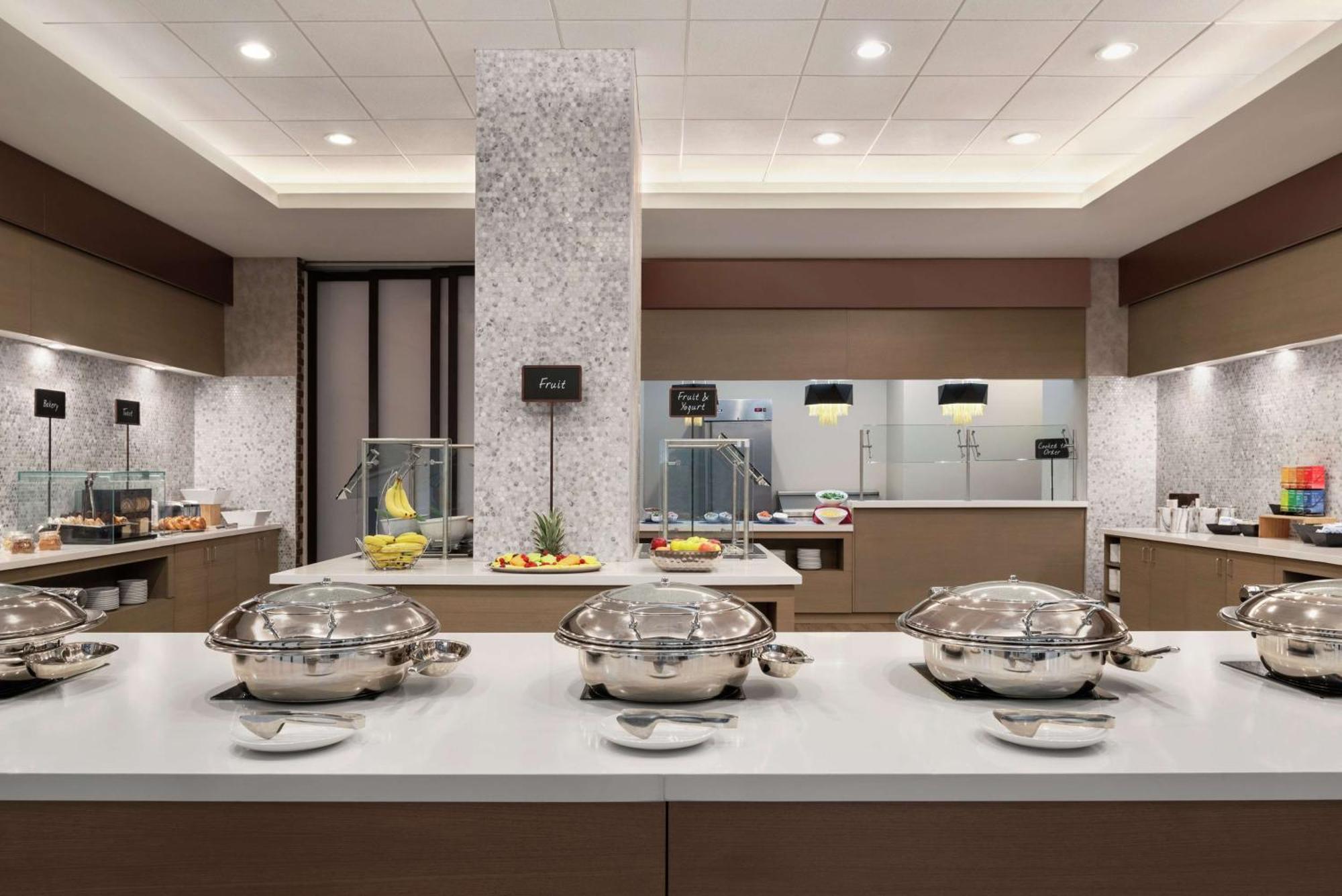 Hotel Embassy By Hilton Cleveland Rockside 3*