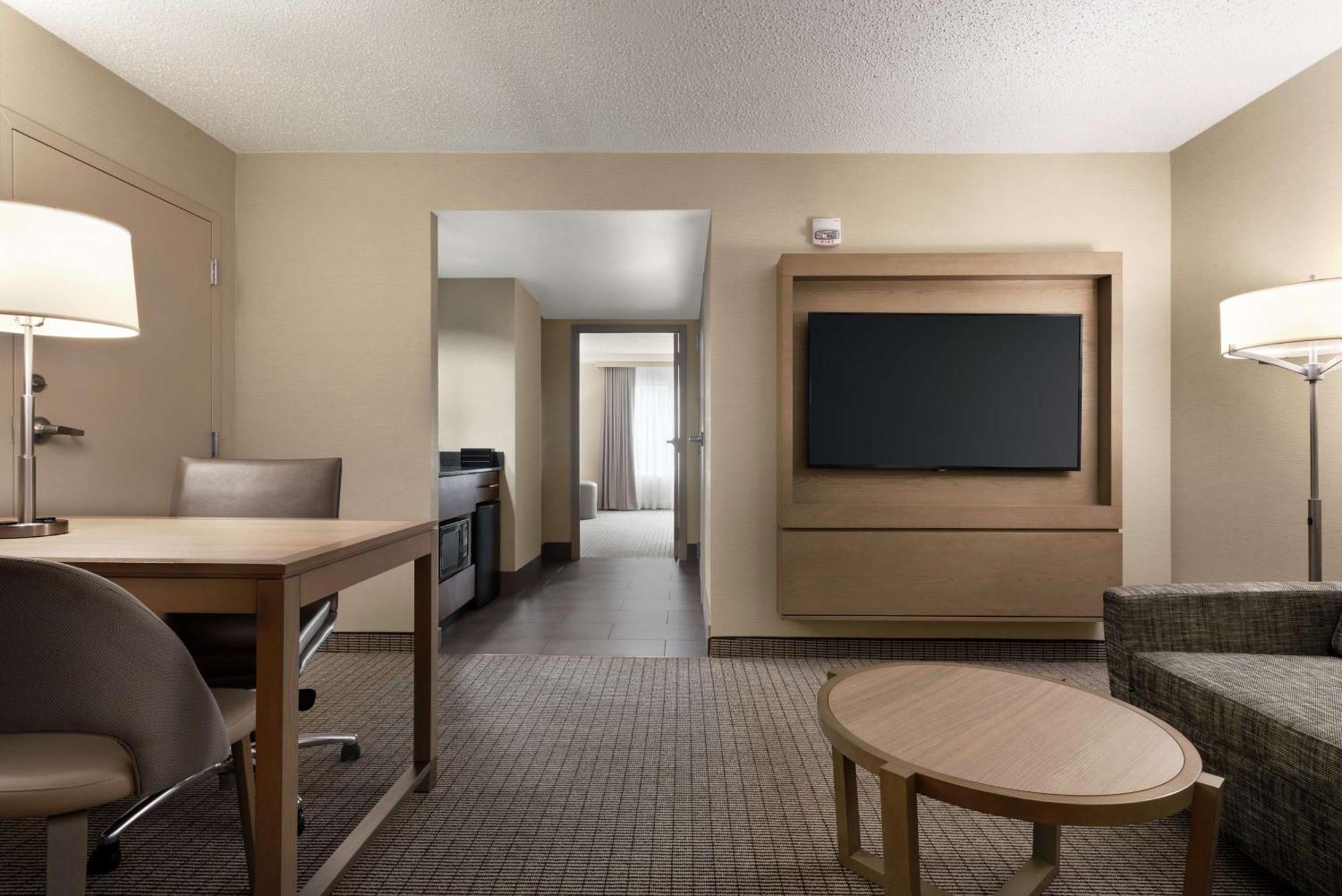 Embassy By Hilton Cleveland Rockside Hotel 3*