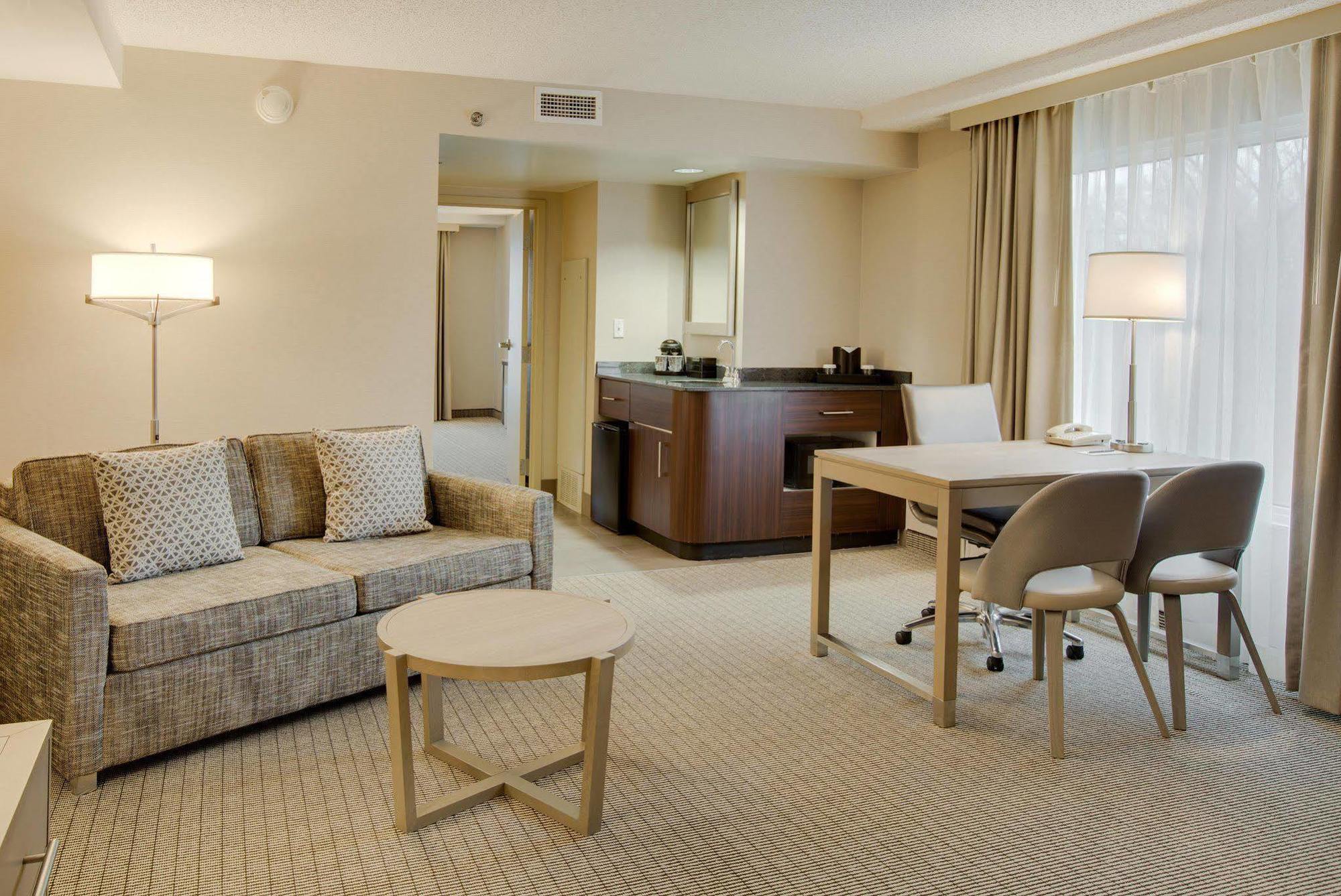 Hotel Embassy By Hilton Cleveland Rockside Independence