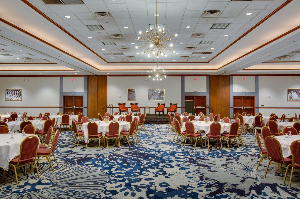 Hotel Embassy By Hilton Cleveland Rockside 3*